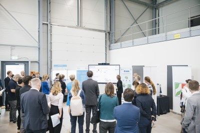 Strukturwandel im Fokus: Ministerinnen zu Besuch im Brainergy Park – NEUROTEC stellt neuromorphe Technologien vor