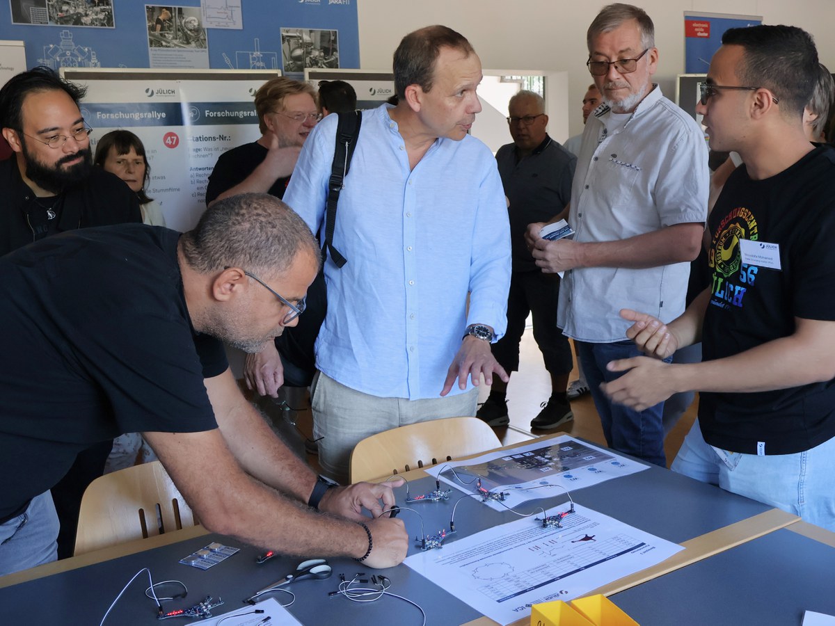 Inspirierende Einblicke in neuromorphes Computing: NEUROTEC beim Tag der Neugier des Forschungszentrum Jülich - Vom Material zum Device